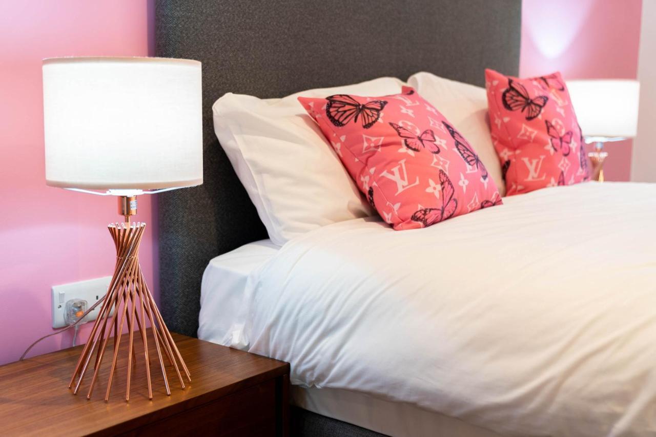 Maevela Apartments ☆ Pink Luxury Apartment With Balcony - Birmingham City Centre - 5 Min Walk From Bullring, Cube, Mailbox, New Street Station - Free Netflix & Wifi ภายนอก รูปภาพ