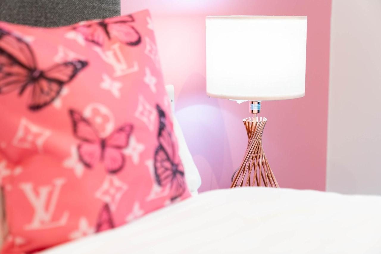 Maevela Apartments ☆ Pink Luxury Apartment With Balcony - Birmingham City Centre - 5 Min Walk From Bullring, Cube, Mailbox, New Street Station - Free Netflix & Wifi ภายนอก รูปภาพ