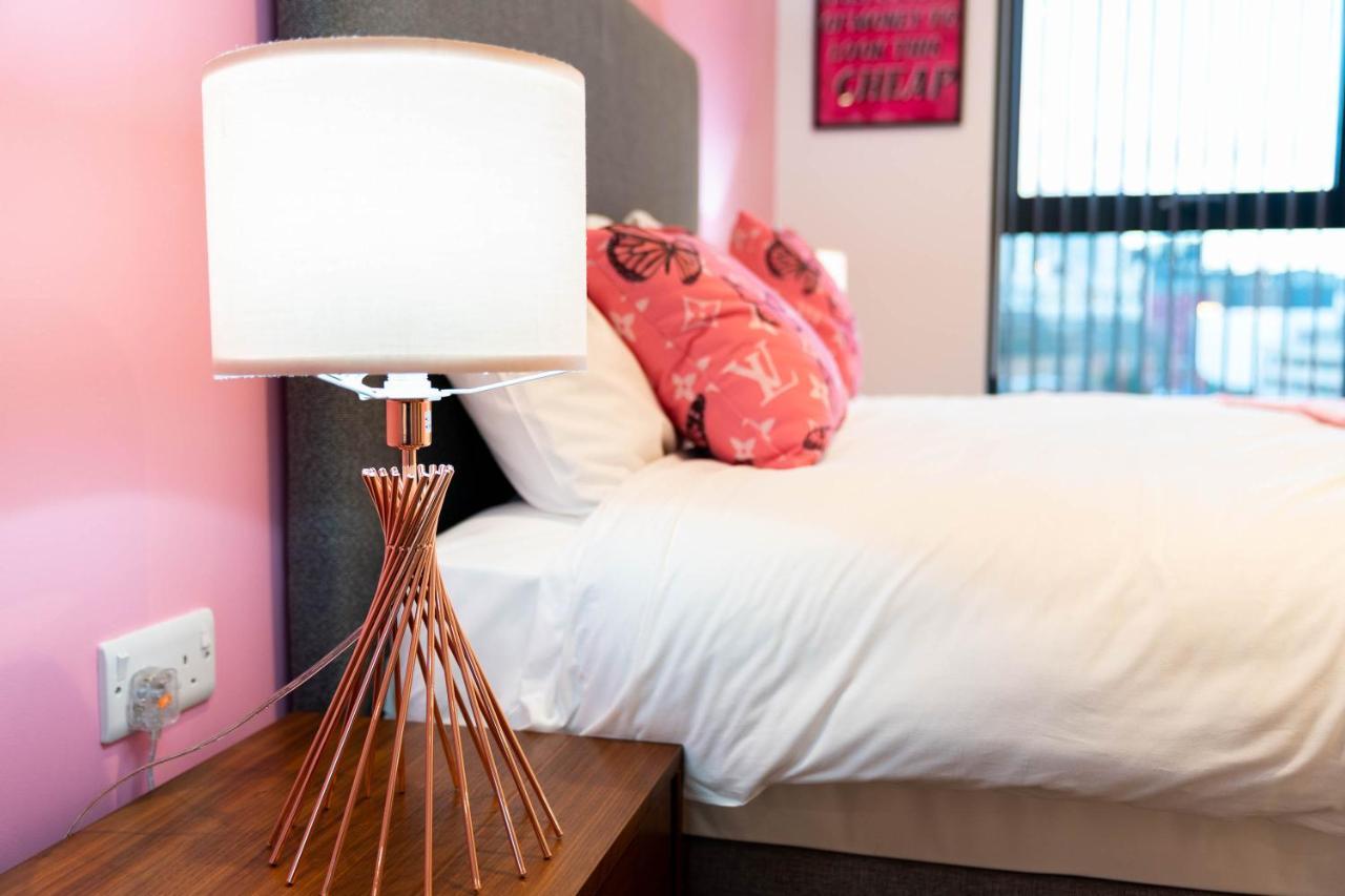 Maevela Apartments ☆ Pink Luxury Apartment With Balcony - Birmingham City Centre - 5 Min Walk From Bullring, Cube, Mailbox, New Street Station - Free Netflix & Wifi ภายนอก รูปภาพ