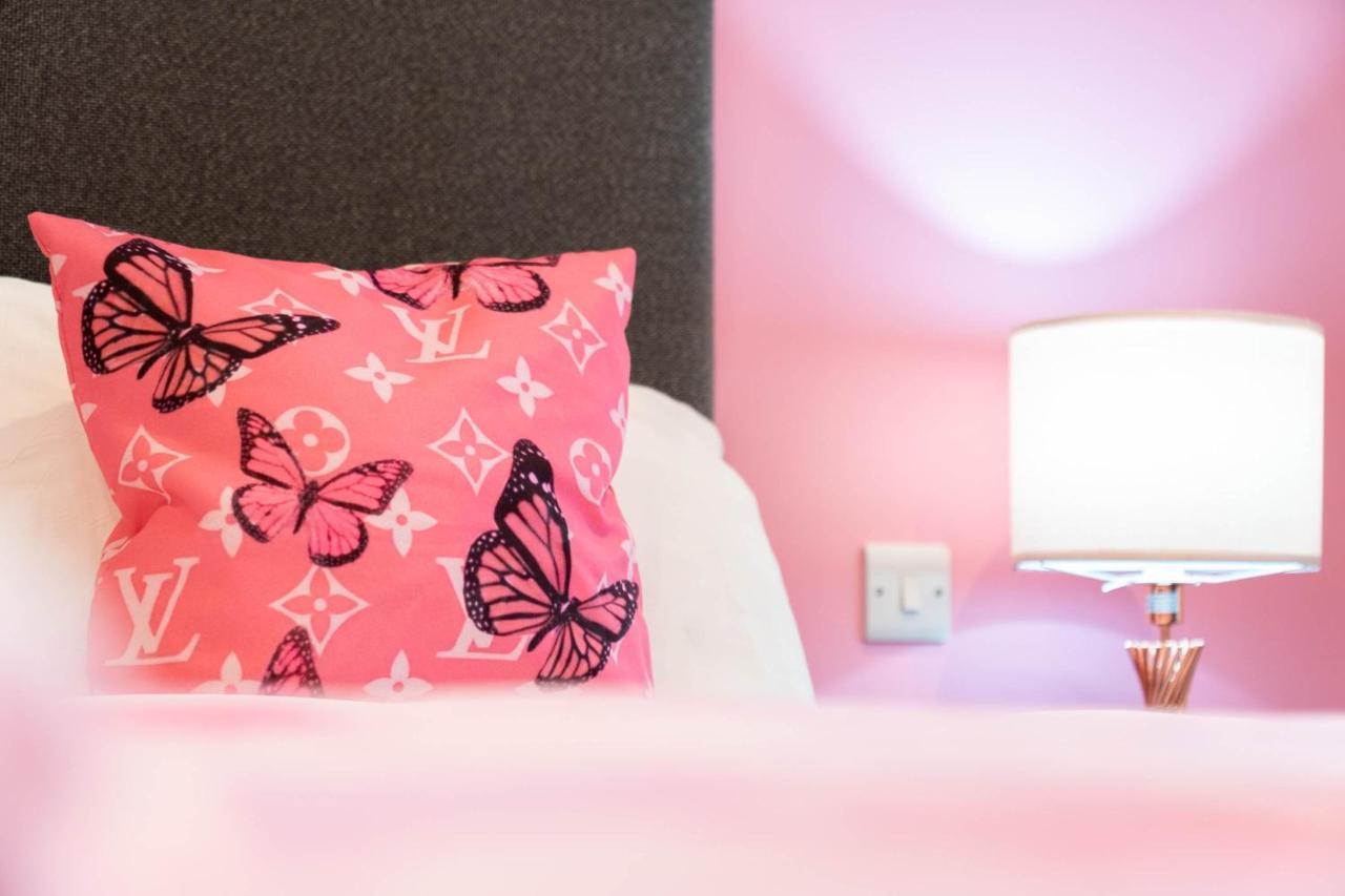 Maevela Apartments ☆ Pink Luxury Apartment With Balcony - Birmingham City Centre - 5 Min Walk From Bullring, Cube, Mailbox, New Street Station - Free Netflix & Wifi ภายนอก รูปภาพ